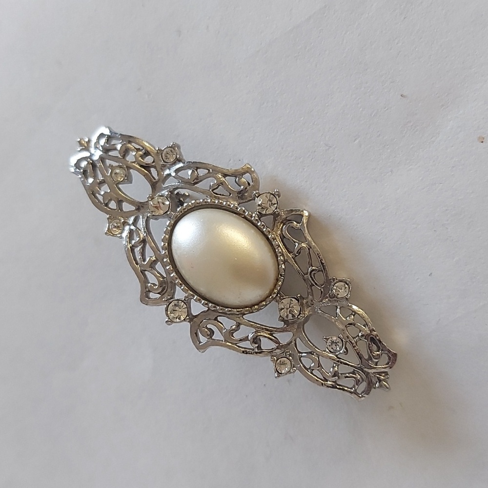 Michelle Lynn elegant Silver and Cream Brooch - Picture 3 of 5